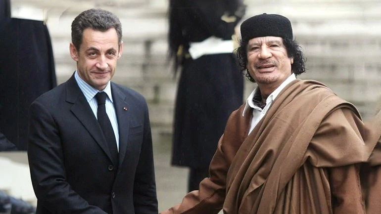 O μακαρίτης M.Kαντάφι «στέλνει» το Ν.Σαρκοζί σε δίκη – Νέες εξελίξεις